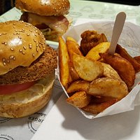 Panino Falafel e spicchi di patate alla paprika