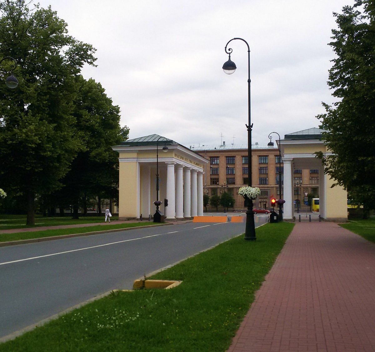 Нии санкт петербург. Аллея Смольного в Санкт-Петербурге. Пропилеи Смольного института Смольная аллея 1 и 2. Смольная аллея СПБ. Аллея Смольного 2.