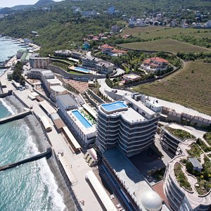 Курортный комплекс вклюсает в себя СПА отель Ливадийский, Пансионат Гринцовский, Отель Азор