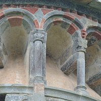Archetti e colonnine con capitelli medioevali