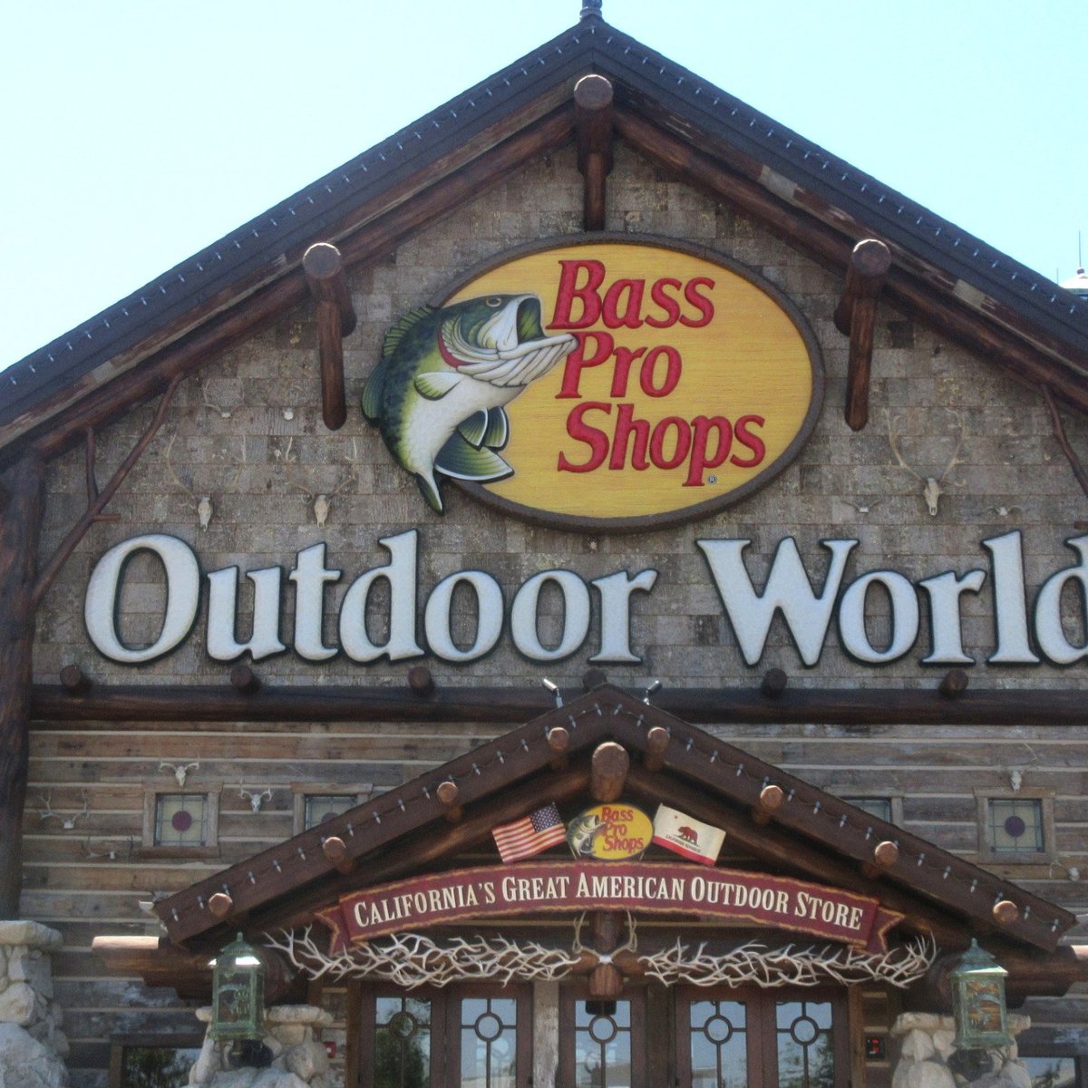 are dogs allowed in bass pro shop stores