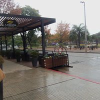 Frente de La recova, pegado al hotel Casino hotel