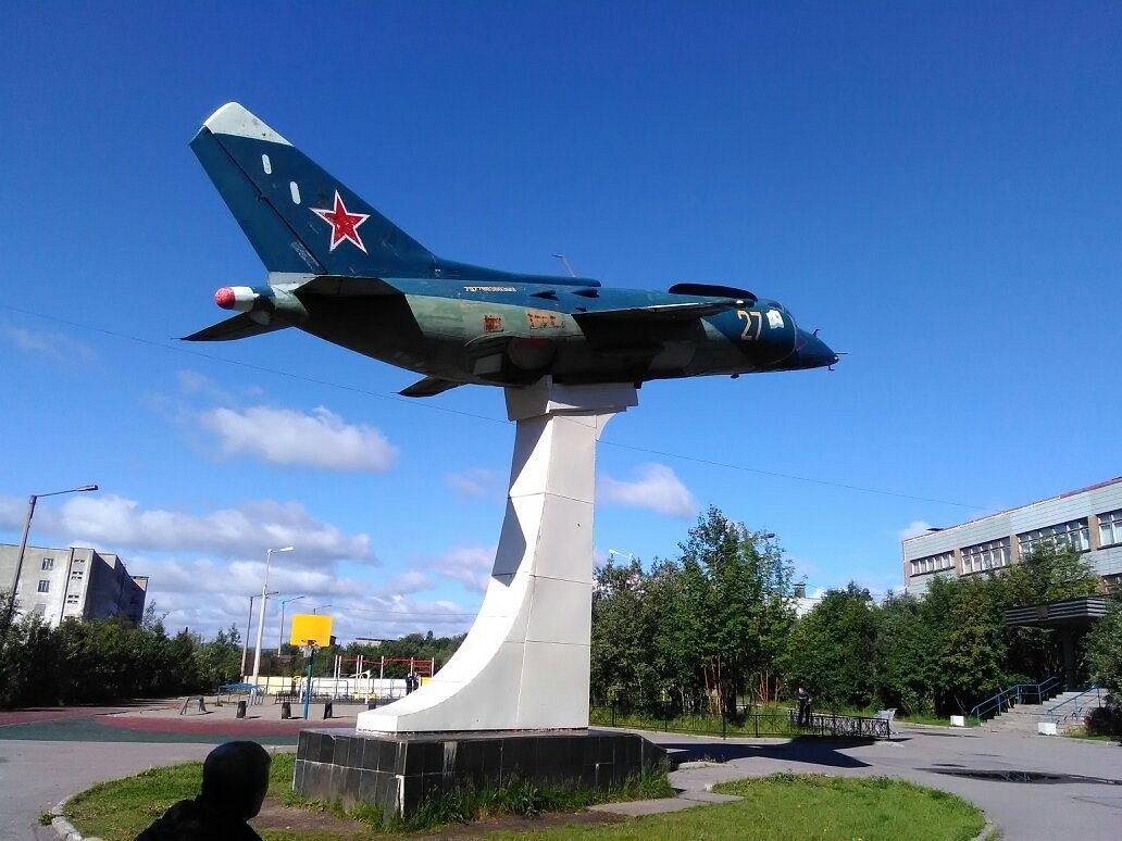 Мурманск 38. Памятники Мурманска памятник самолет як -38. Самолёт як-38 Мурманск. Памятник самолет Мурманск Североморск. Ул. Сафонова Мурманск памятник самолет.