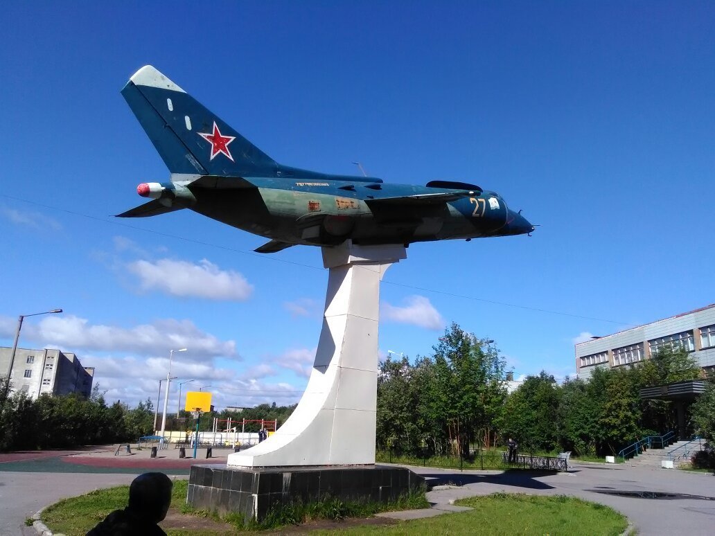 Мурманск 38. Памятники Мурманска памятник самолет як -38. Самолёт як-38 Мурманск. Памятник самолет Мурманск Североморск. Ул. Сафонова Мурманск памятник самолет.