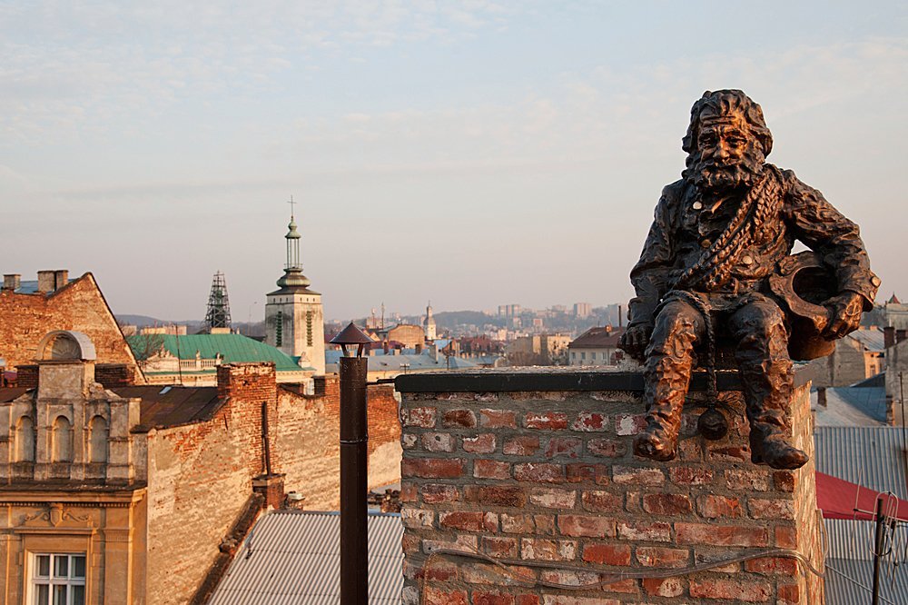 Лев туров. Памятник трубочисту во Львове.