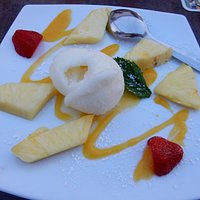 Eissorbet mit frischen Früchten
