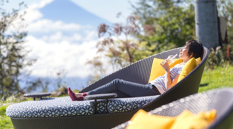 清里テラスには大型ソファがあり、ゆっくりとくつろげます。