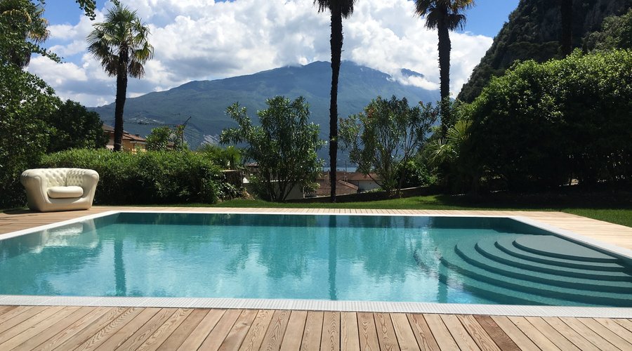 View from the pool..you can see the lake in distance