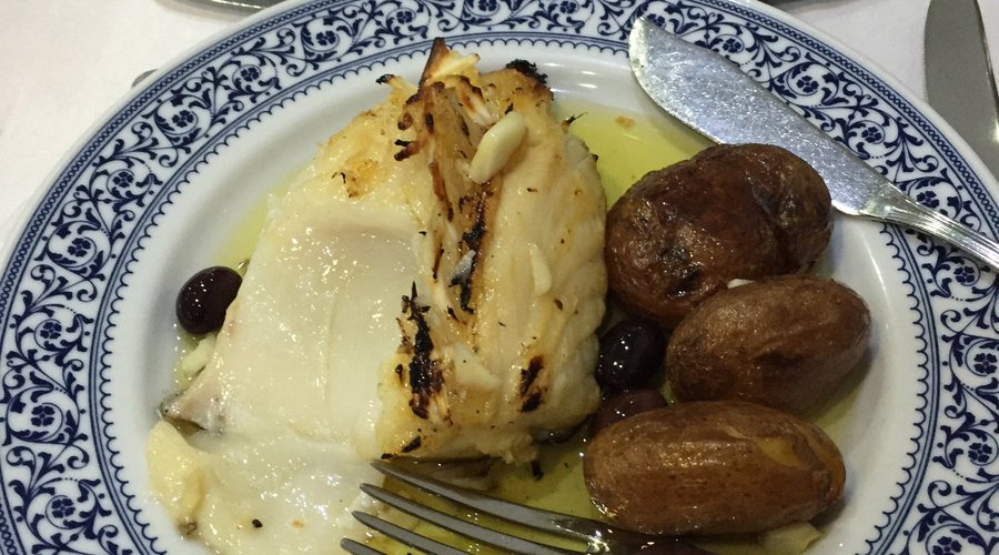 Bacalhau ao forno com batatinhas fritas e bacalhau grelhado na batata ao murro. Excelente pedida