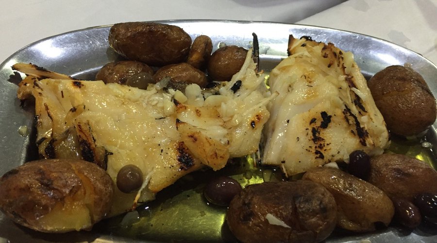 Bacalhau ao forno com batatinhas fritas e bacalhau grelhado na batata ao murro. Excelente pedida