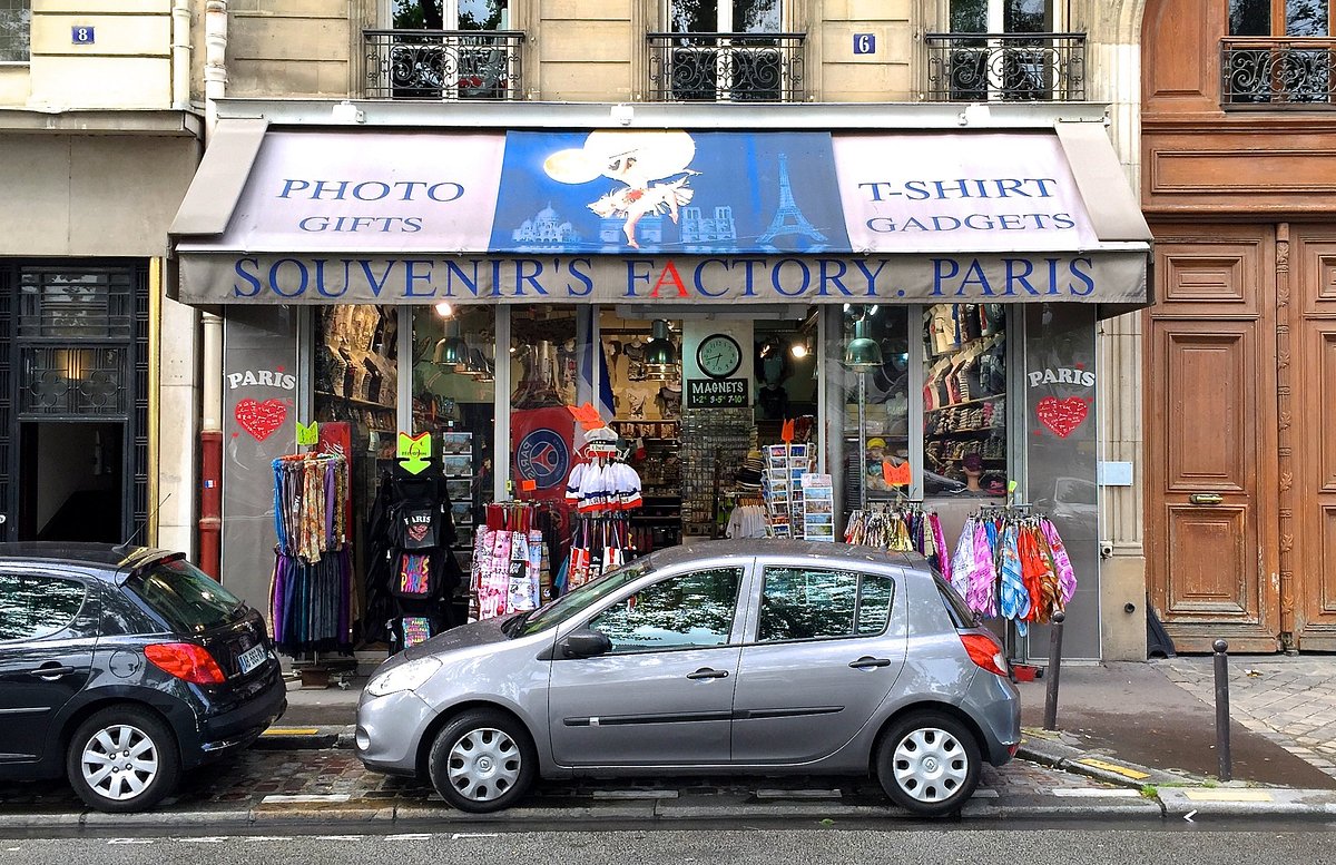 A small Souvenir shop in Paris. Gift shop..Promenade dans Paris 