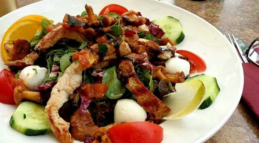 Salatteller mit frischen Pfifferlingen