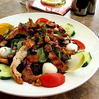 Salatteller mit frischen Pfifferlingen