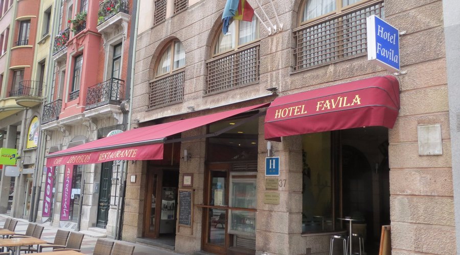 Fachada do hotel com restaurante que fica no térreo do hotel