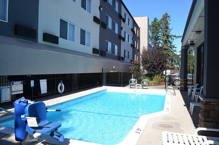 Comfort Inn & Suites Beaverton - Portland West Pool Pictures & Reviews