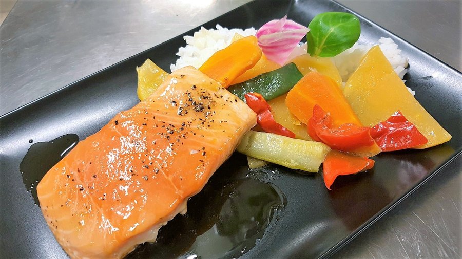 Pavé de saumon à l'unilatéral et carramel de vin blanc