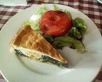 pascolina, rellena de queso, espincas, huevo duro, acompañada de enslda