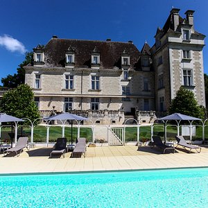 La piscine chauffée avec vue sur le Château