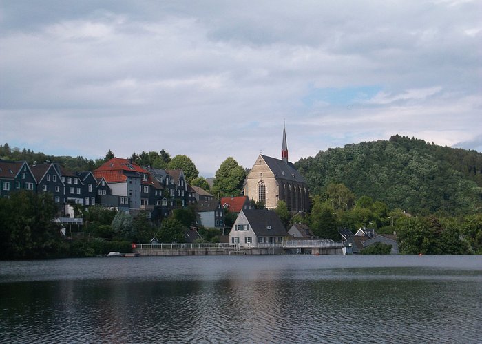 Die Klosterkirche und der Beyenburger Stausee