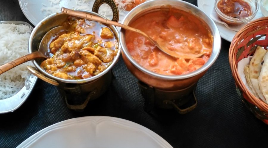 Arroz basmati, cazuelas de pollo jalfredi y masala, y pan naan de queso
