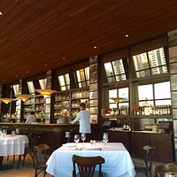 Bar bem elegante.