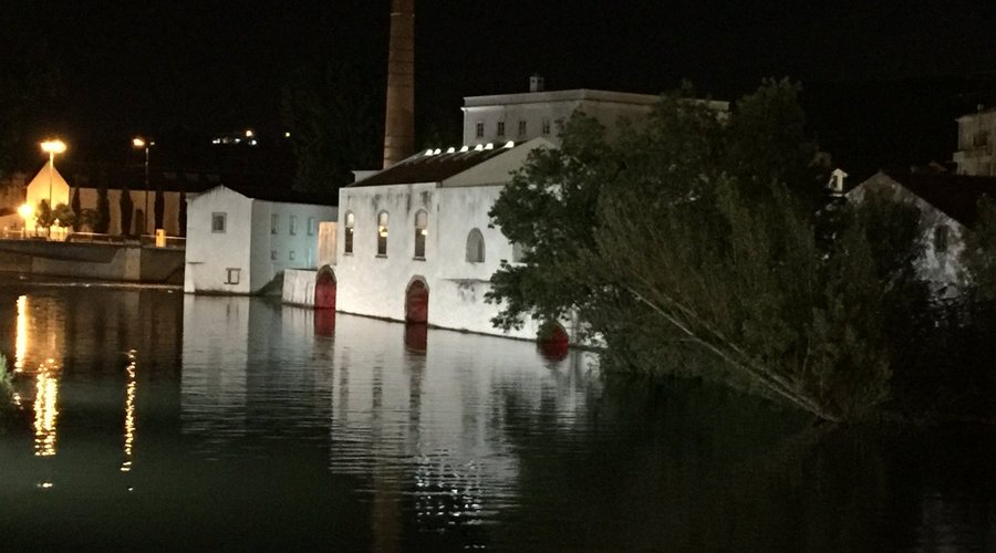 Vista noturna do rio em Tomar. Uma imensa sensação de paz.