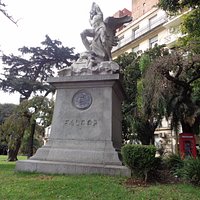 Monumento a Falcon en Plaza Cárcano