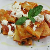 Pacchetti di Gragnano con Pomodoro Datterino Fresco, Basilico e Crudità di Bufala