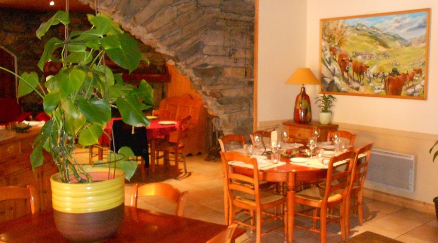 La voûte de pierre et les tables en bois