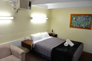 Charles Sturt Motor Inn in West Wyalong, image may contain: Bed, Furniture, Dorm Room, Bedroom