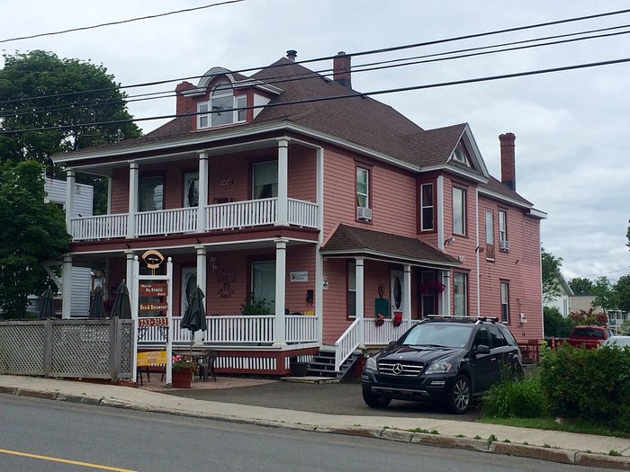Maison McKenzie House / #CanadaDo / Best Places to Stay in Campbellton
