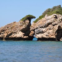 Znajdujące się na południu plaży charakterystyczne skałki.