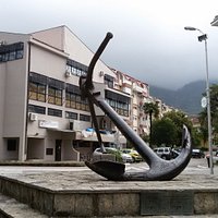 Якорь на площади Культуры в Тивате