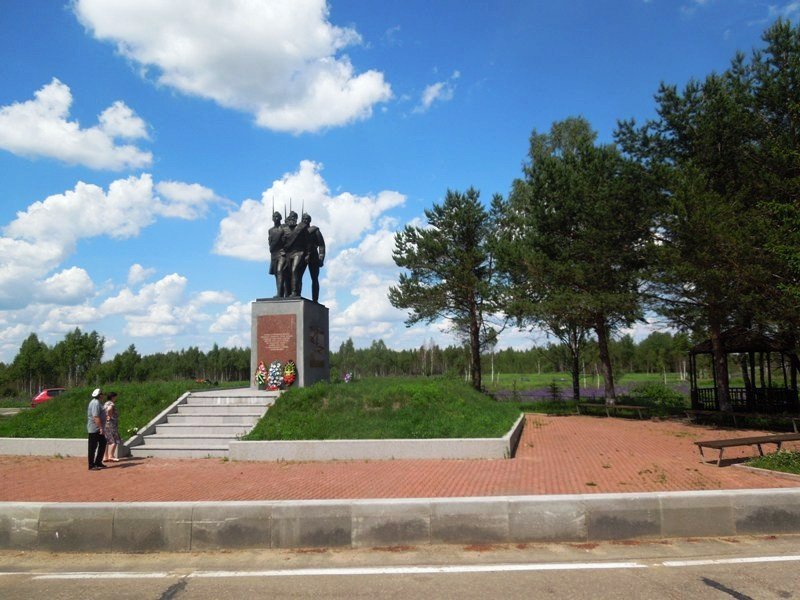 Город ельня. Ельня памятник. Памятники в Ельне Смоленской области. Памятник в городе Ельня Смоленская область. Ельня памятник Кировскому ополчению.