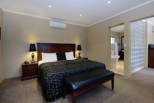 Our stylish Executive Spa Suite