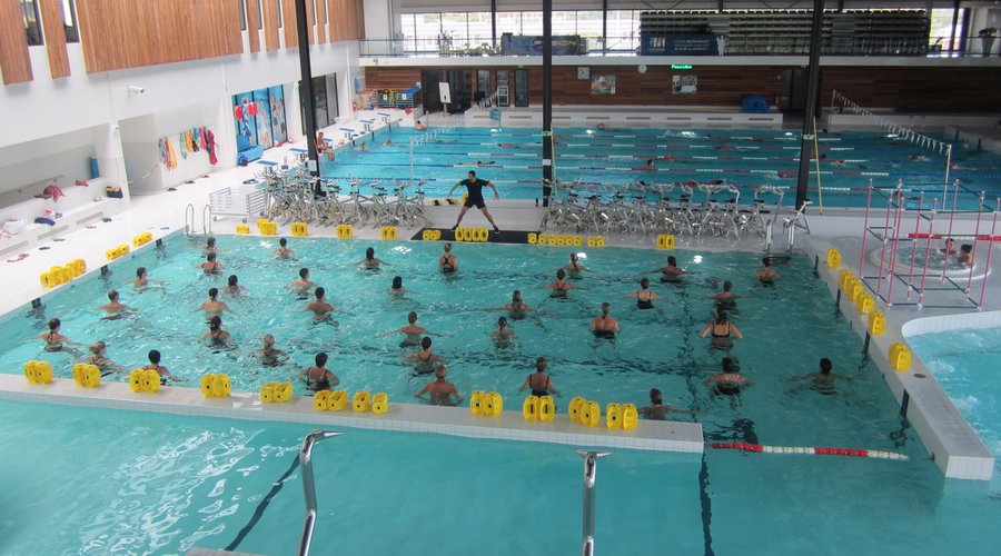 bassin intérieur et cours d'aquafitness