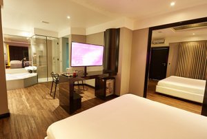 LUV Motel Blumenau in Blumenau, image may contain: Screen, Monitor, Computer Hardware, Bed