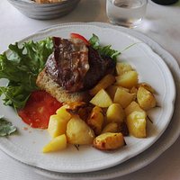 Hamburger di chianina con patate al forno