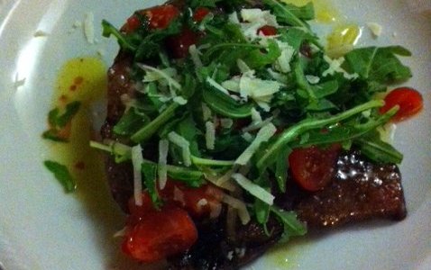 Carne Di Vitello con arugula, pomodori e parmigiana 