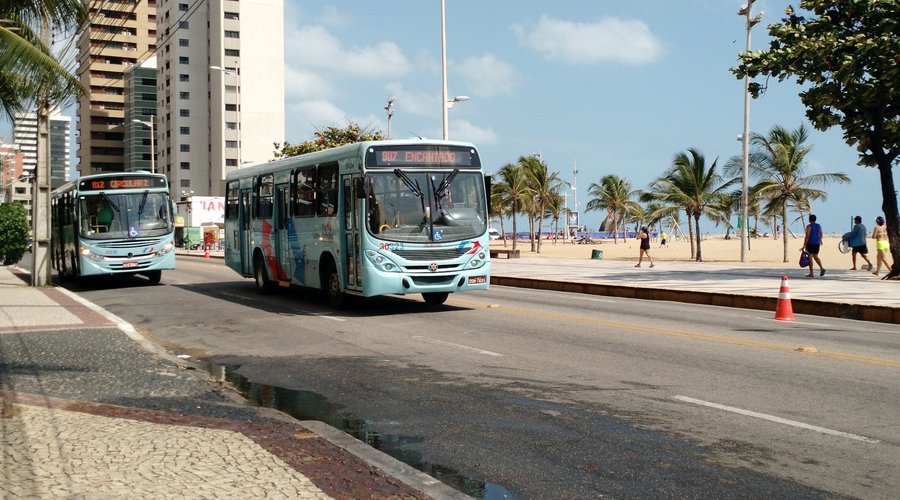 Próximo à praia e pontos de ônibus