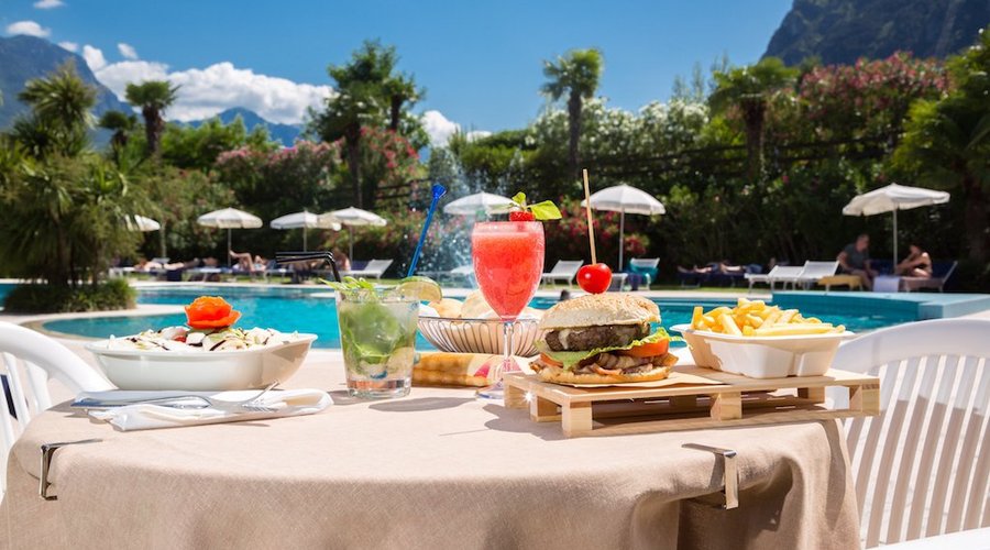 Light Lunch in piscina