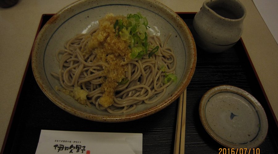 おろしそば、大盛り（そばが通常の1.5倍、店員さんによる解説）