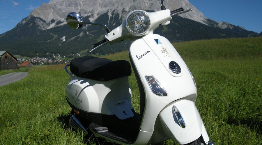 Hotel Post Lermoos Vespa mit Zugspitze