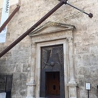 Particolare del portale della Chiesa e della Navata