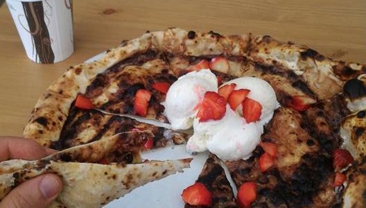 Pizza dessert: nutella nocciole fragole e gelato