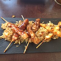 Brochetas de pollo con arroz