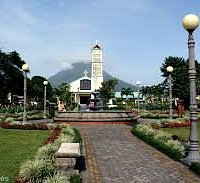 Iglesia de la Fortuna. Con el parque al frente. Sencillamente hermoso. Es un lugar para visitar.