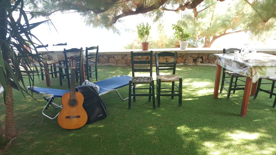You can enjoy breakfast, lunch and dinner with a sea view