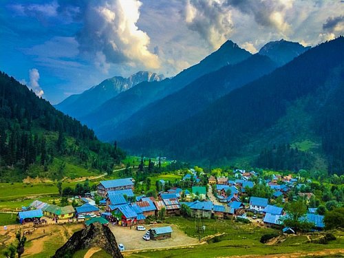 Explore Kashmir During Winters: Top 5 Activities & Places to visit.