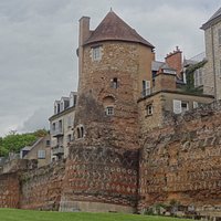 Tour Madeleine, et sur la gauche Tour des Pans de Gorron